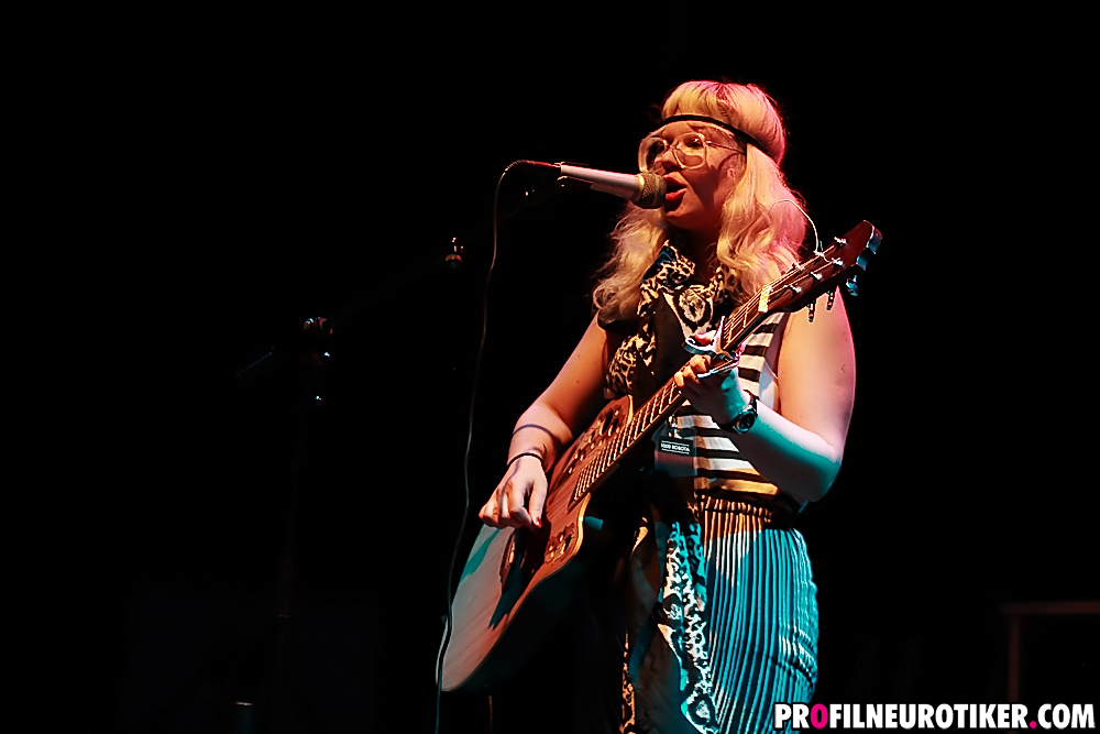 Mary Ocher im Gebäude 9